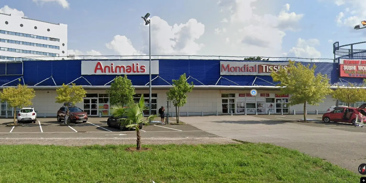 Retail in Maurepas for lease Building Photo- Image 1 of 4