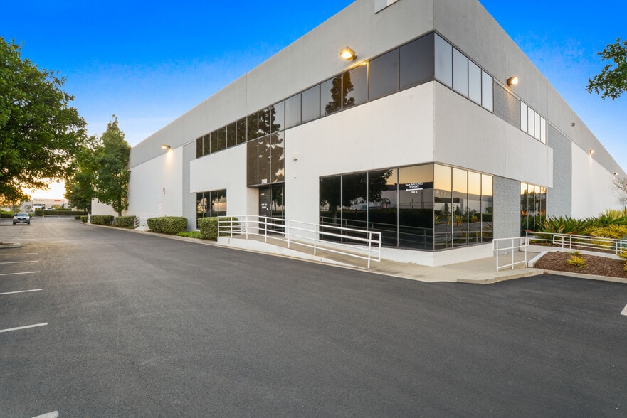 2100 E Valencia Dr, Fullerton, CA à louer - Photo du bâtiment - Image 3 de 8