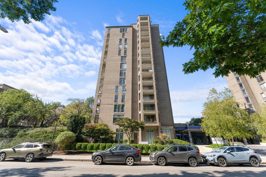 77 Pond Ave, Brookline, MA à vendre - Photo du bâtiment - Image 2 de 29