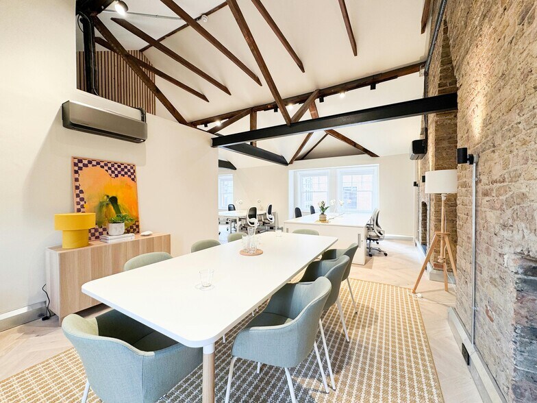 34-35 Eastcastle St, Londres à louer - Photo du bâtiment - Image 1 de 81