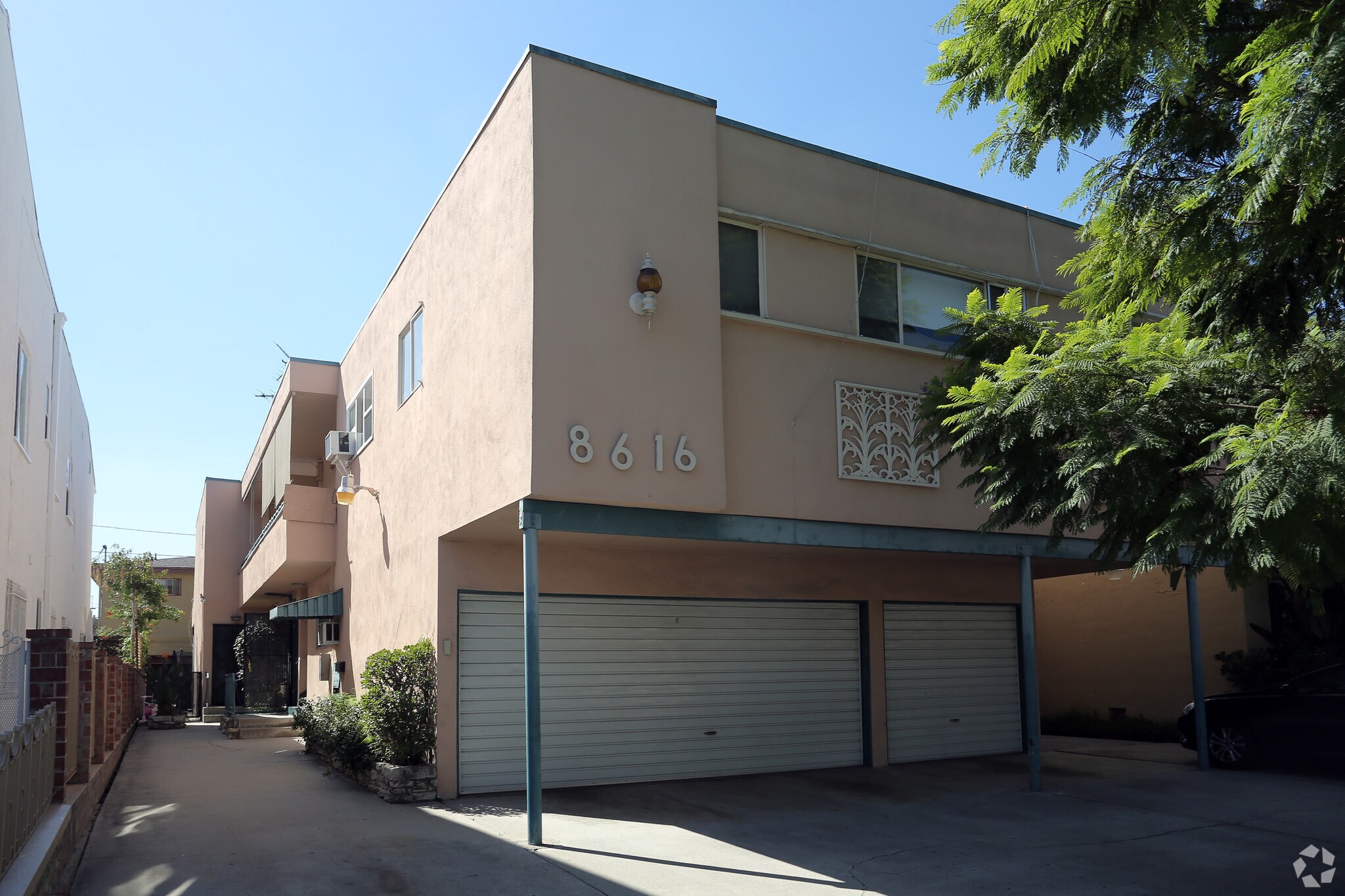 8616 Gregory Way, Los Angeles, CA à vendre Photo principale- Image 1 de 9