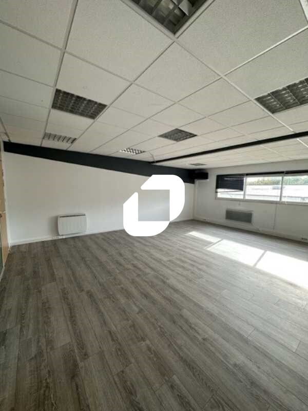 Office in Morainvilliers for lease Building Photo- Image 1 of 12