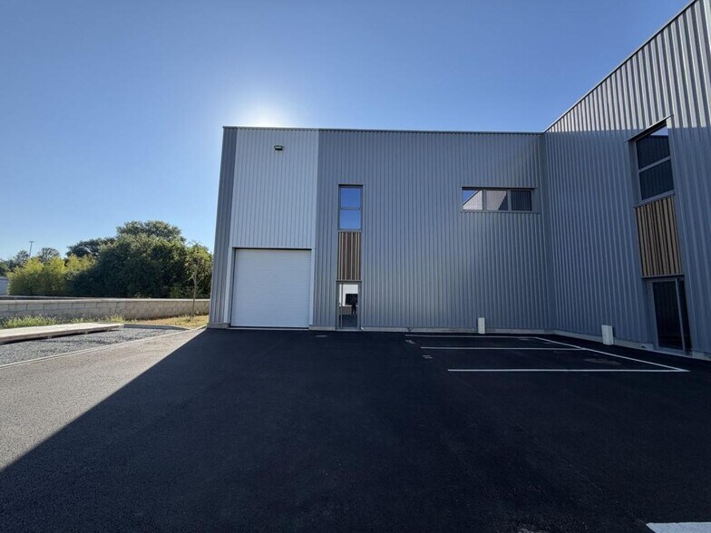 Flex in Saint Genis Laval for lease - Building Photo - Image 1 of 7