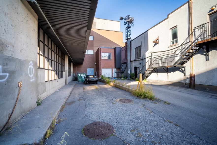10719-10721 Rue Lajeunesse, Montréal, QC à louer - Photo du bâtiment - Image 3 de 16