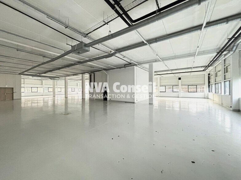Flex in Cergy for lease - Interior Photo - Image 1 of 13