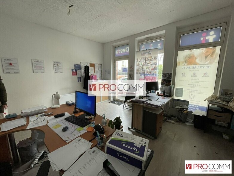 Retail in Chartres for lease - Interior Photo - Image 2 of 7