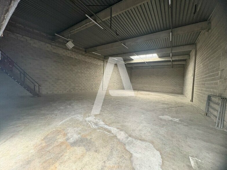 2 Rue De La Noue Guimante, Saint-Thibault-des-Vignes for lease - Interior Photo - Image 2 of 9