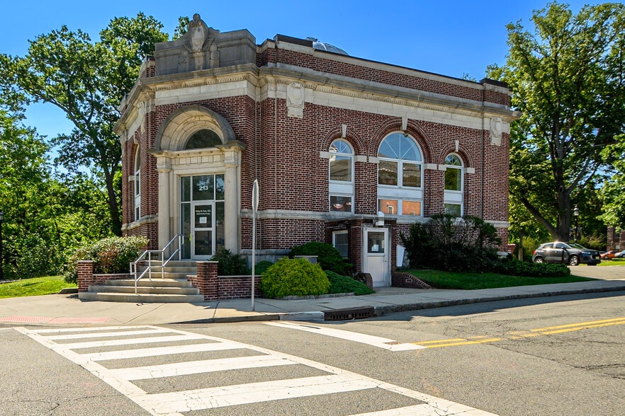213 Chestnut St, Nutley, NJ for sale - Primary Photo - Image 1 of 32