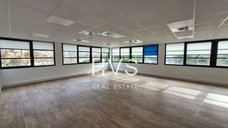 860 Rue René Descartes, Aix-en-Provence for lease - Interior Photo - Image 2 of 10