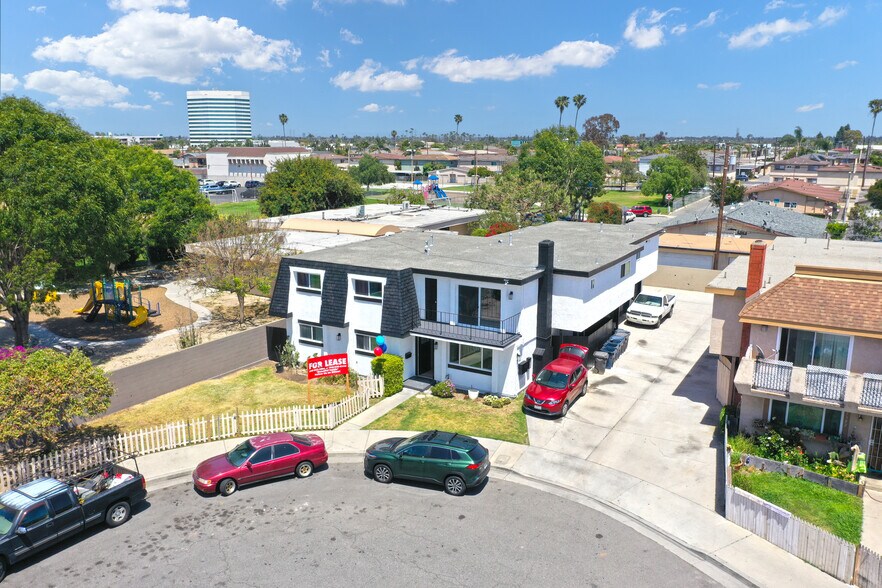 17372 Dairyview Cir, Huntington Beach, CA à vendre - Photo du bâtiment - Image 3 de 12