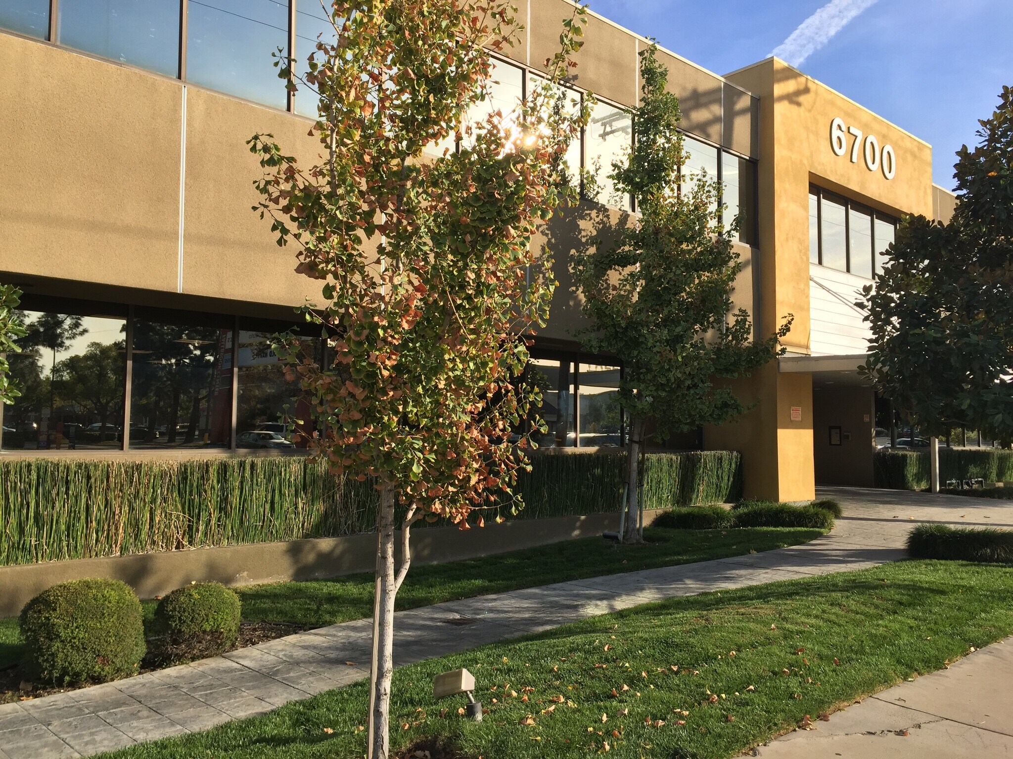 6700 Fallbrook Ave, West Hills, CA à louer Photo du bâtiment- Image 1 de 5