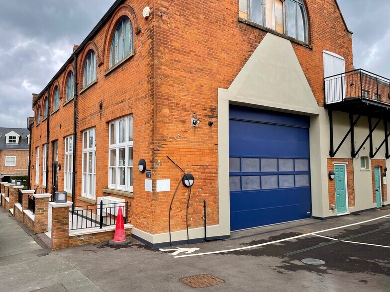 Lesbourne Rd, Reigate à louer - Photo du bâtiment - Image 2 de 5