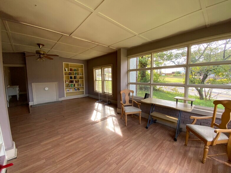 61 Fairview Rd, Andrews, NC à vendre - Photo du bâtiment - Image 2 de 27