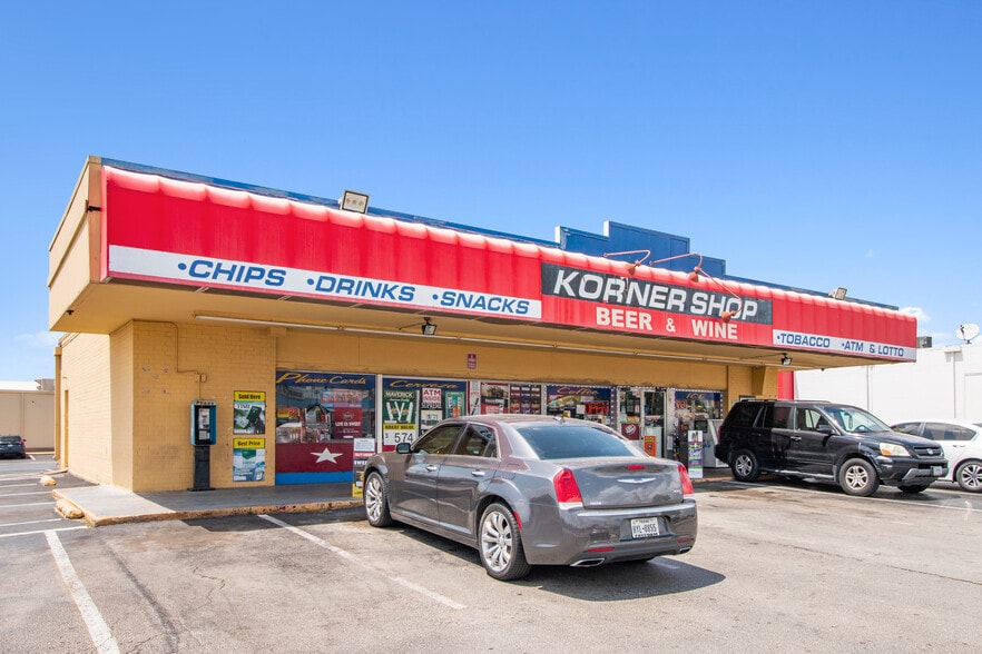 Fairmeadows Shopping Center portfolio of 7 properties for sale on LoopNet.ca - Building Photo - Image 3 of 6