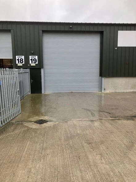 Stafford Rd, Stafford à louer - Photo du bâtiment - Image 3 de 3