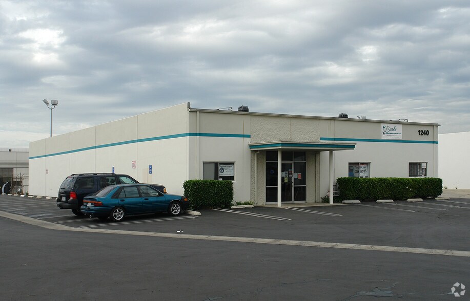 1240 S Wright St, Santa Ana, CA à louer - Photo du bâtiment - Image 3 de 5