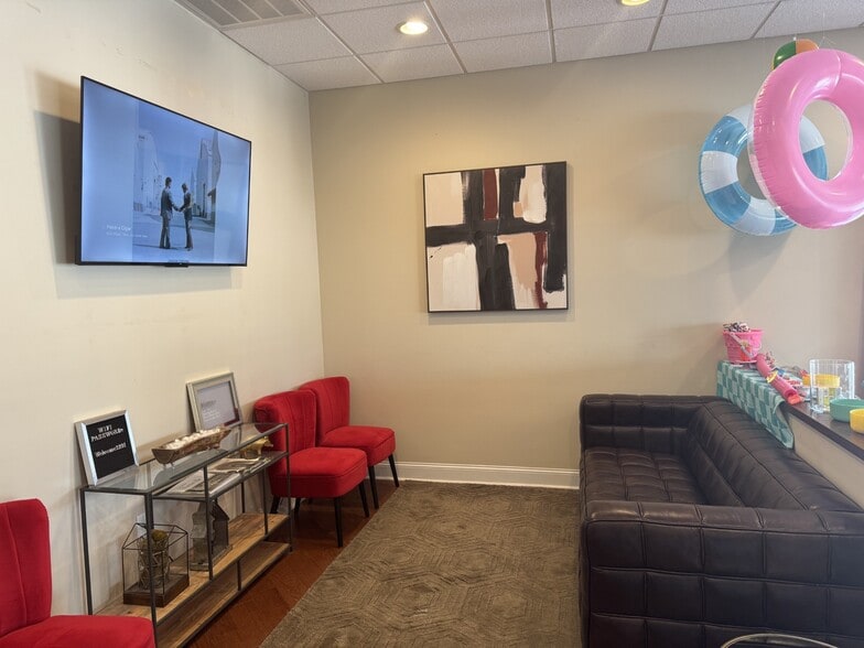 2117 Whitesburg Dr SE, Huntsville, AL for lease - Building Photo - Image 3 of 8