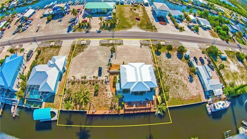 3226 Stringfellow Rd, Saint James City, FL à vendre - Photo du bâtiment - Image 2 de 27