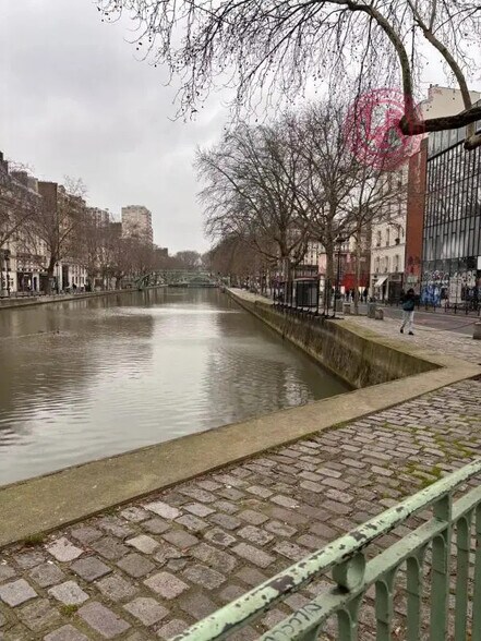 Retail in Paris for sale - Aerial - Image 2 of 3