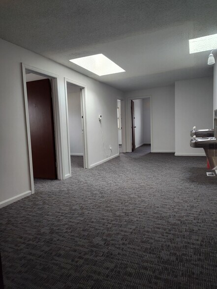 28855 Van Dyke Ave, Warren, MI à louer - Photo du bâtiment - Image 2 de 17