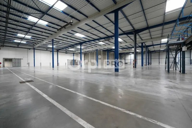 Industrial in Miribel for lease - Building Photo - Image 3 of 12