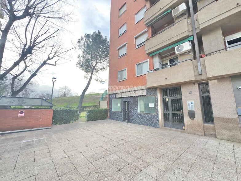 Commerce de détail dans Móstoles, Madrid à louer - Photo du bâtiment - Image 2 de 2