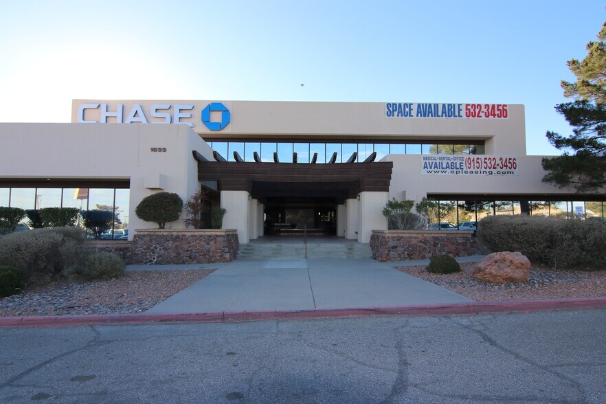 1533 Lee Trevino Dr, El Paso, TX à louer - Photo du bâtiment - Image 2 de 11