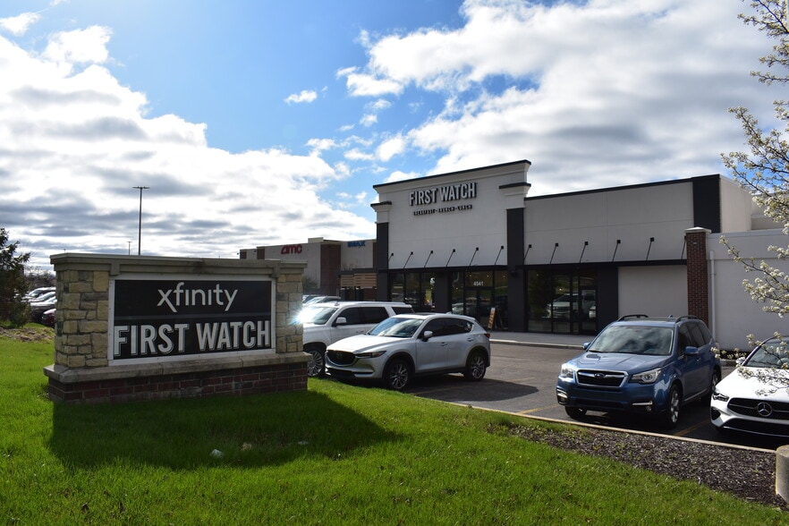 4541 Illinois Rd, Fort Wayne, IN à vendre - Photo du bâtiment - Image 2 de 5