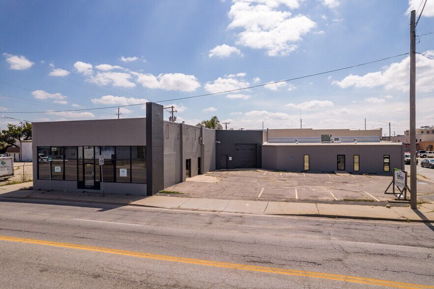 1001 E Central Ave, Wichita, KS à vendre - Photo du bâtiment - Image 1 de 20
