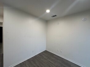 1325 S Houston Ave, Humble, TX à louer Photo intérieure- Image 2 de 9