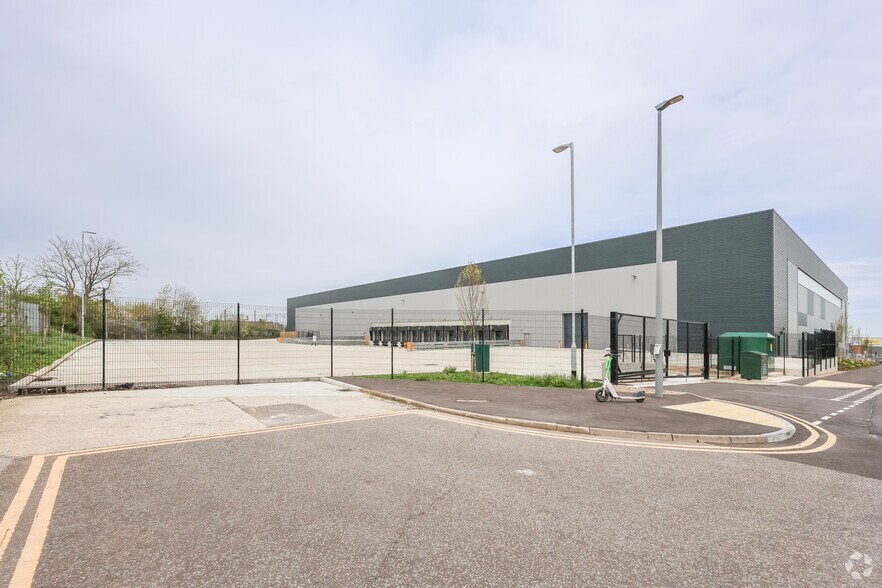 M140 Third Av, Milton Keynes à louer - Photo du bâtiment - Image 2 de 12
