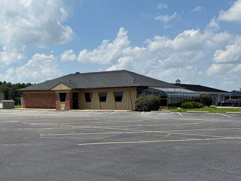 1801 N Market St, Sparta, IL à vendre - Photo du bâtiment - Image 1 de 24