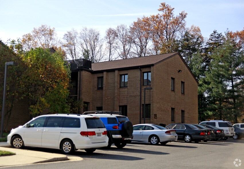 5268-5294 Lyngate Ct, Burke, VA à louer - Photo du bâtiment - Image 2 de 14