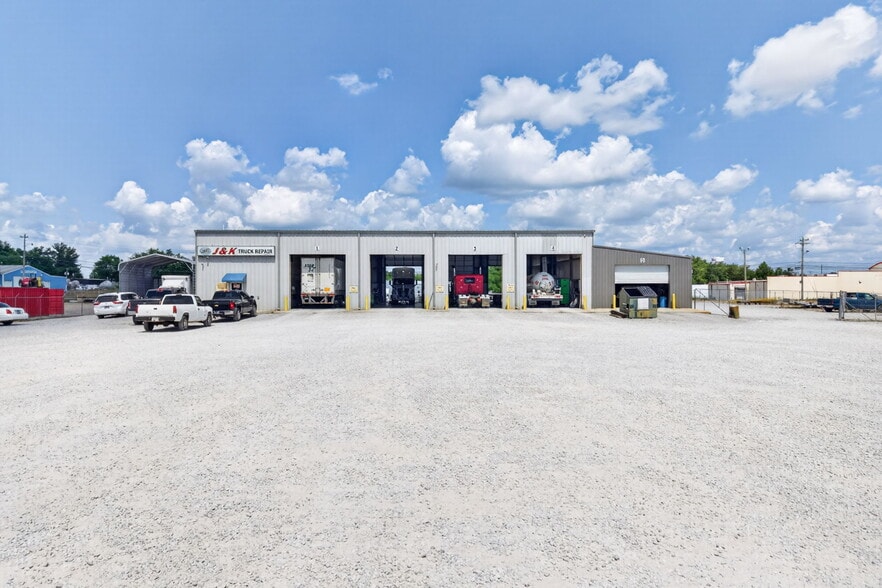 109 Tabor Dr, Crossville, TN for sale - Building Photo - Image 3 of 29