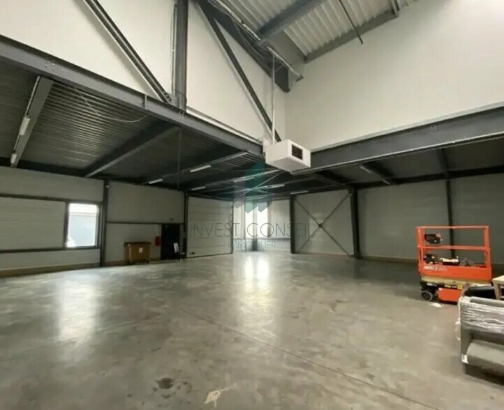 Flex in Villeneuve-la-Garenne for lease - Interior Photo - Image 3 of 6