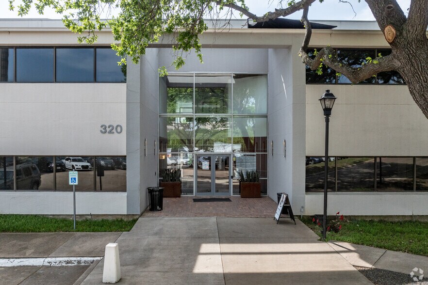 320 Decker Dr, Irving, TX à vendre - Photo du bâtiment - Image 3 de 51