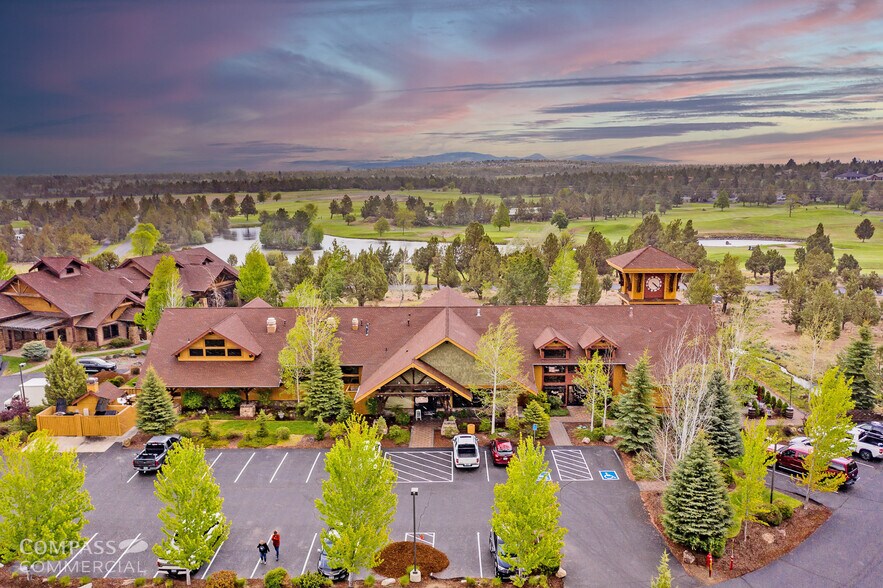 7535 Falcon Crest Dr, Redmond, OR à vendre - Photo du bâtiment - Image 2 de 17