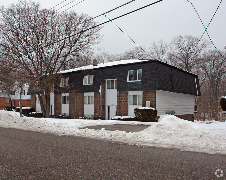 488-490 Zahn Dr, Akron, OH à vendre - Photo principale - Image 1 de 10