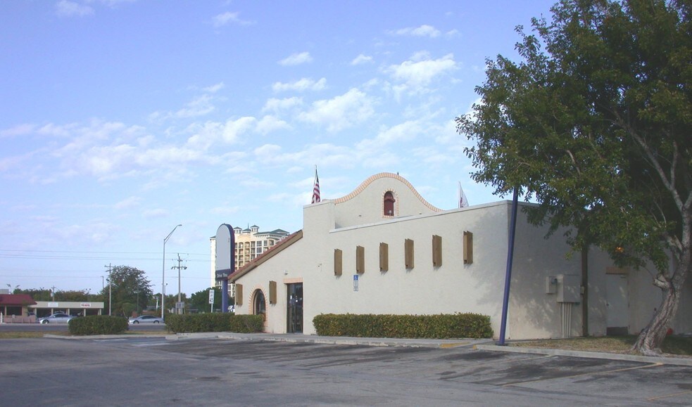 13170 N Cleveland Ave, North Fort Myers, FL à vendre - Photo du bâtiment - Image 3 de 9