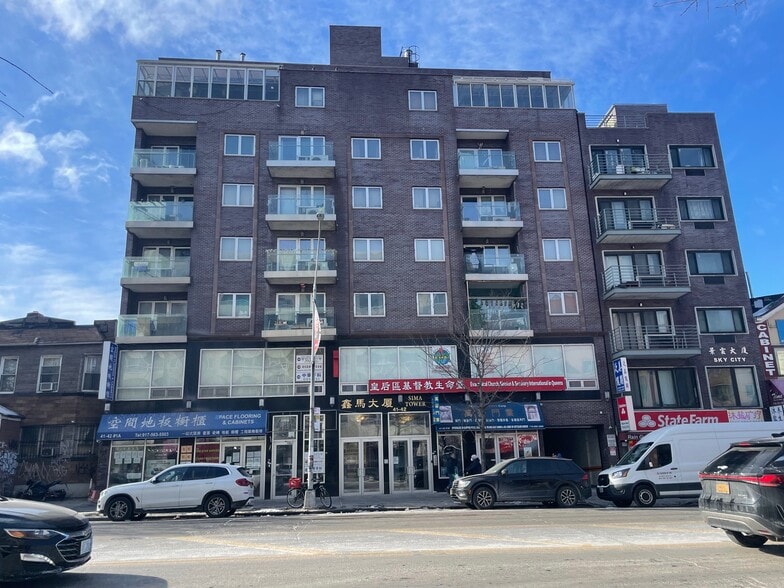 4142 College Point Blvd, Flushing, NY à louer - Photo du bâtiment - Image 2 de 16