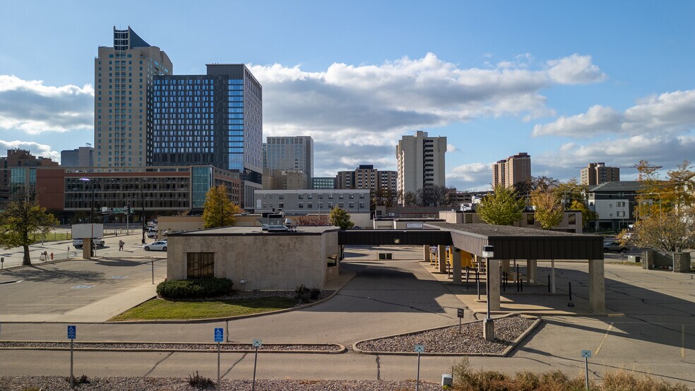 209 E Center St, Rochester, MN à louer - Photo du bâtiment - Image 2 de 20