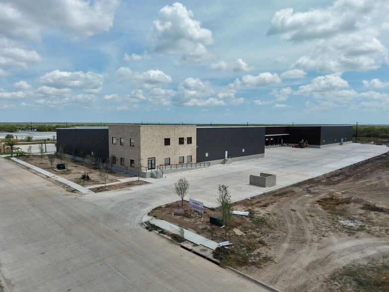 7205 Industrial Cir, Brownsville, TX à vendre - Photo du bâtiment - Image 1 de 3