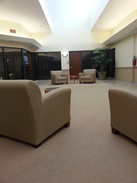 1999 Wabash Ave, Springfield, IL à vendre - Photo intérieure - Image 2 de 14