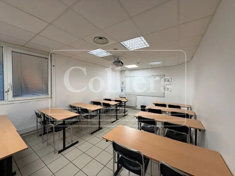 Office in Marseille for lease - Interior Photo - Image 2 of 5