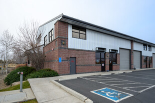 Redmond Flex Industrial and Office Suite - Entrepôt