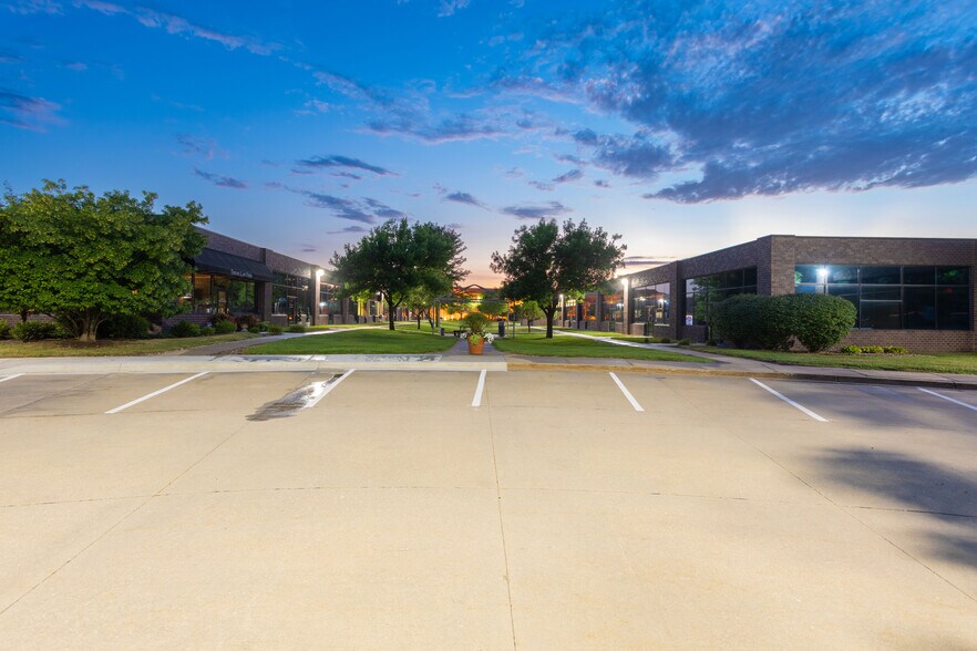 6800 Lake Dr, West Des Moines, IA à louer - Photo du bâtiment - Image 3 de 9