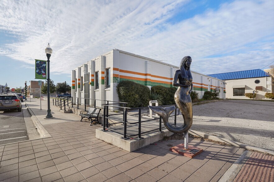 313 E Hutchison St, San Marcos, TX à vendre - Photo du bâtiment - Image 2 de 6