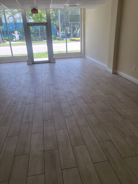 16978-16990 NE 19th Ave, North Miami Beach, FL à louer - Photo du bâtiment - Image 2 de 16