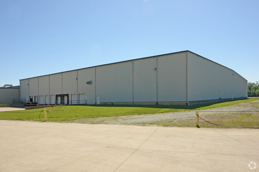 7040 Riverport Dr, Louisville, KY for lease - Building Photo - Image 3 of 13