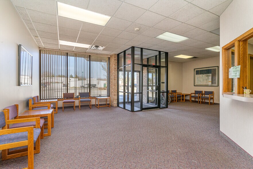 3588 Center Ave, Essexville, MI à vendre - Photo intérieure - Image 2 de 40